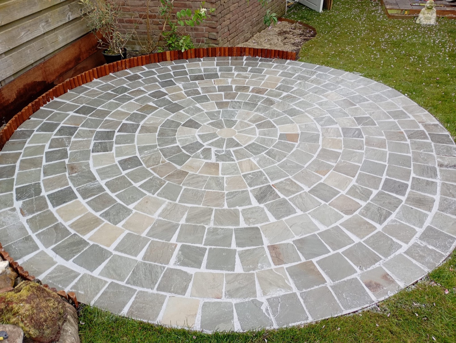 Rond natuurstenen terras