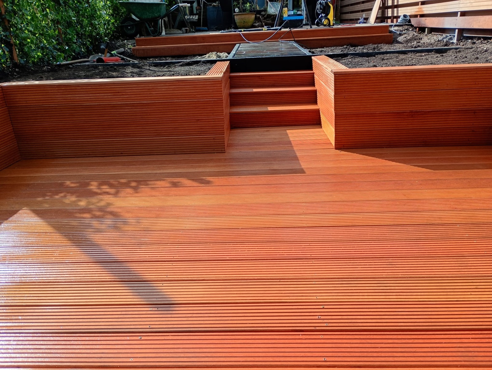 Houten vlonder met trap en verhoogde borders
